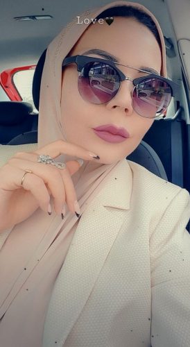 Alev-alev evinde buluşan hanım Esin