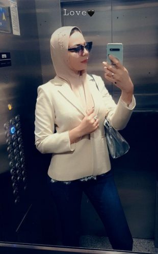 Alev-alev evinde buluşan hanım Esin
