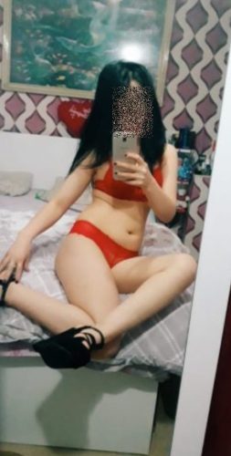 Cıvıl-cıvıl oral yapan kadın Ege
